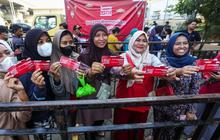 FOTO: Ramai-Ramai Berburu 1.000 Paket Sembako Murah di Bazar Ramadan LRT Jakarta