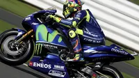 Pembalap Movistar Yamaha, Valentino Rossi akan memulai balapan MotoGP Inggris 2017 di Sirkuit Silverstone dari posisi kedua. (David Davies/PA via AP)
