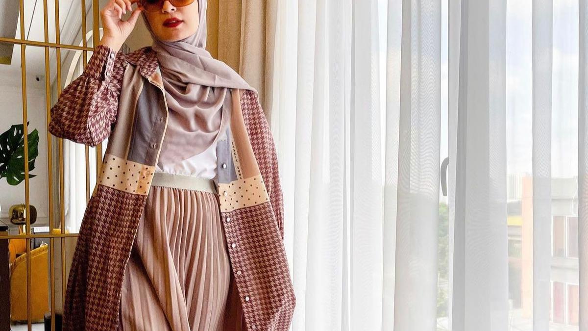 7 Padu Padan Rok Plisket 2025 dengan Kemeja untuk Muslimah Tampil Stylish