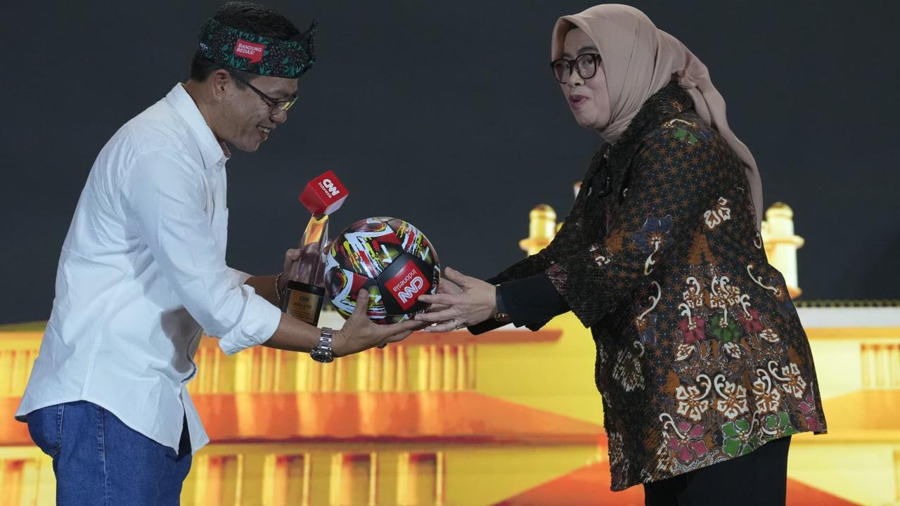 Bupati Bandung Dadang Supriatna Raih Penghargaan CNN Indonesia Award 2024