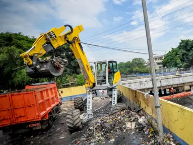 Petugas menggunakan alat berat eskavator spider membersikan sampah di sodetan Kali Sekretaris, Jakarta, Kamis (9/4/2015). Eskavator ini menjadi andalan Dinas Kebersihan DKI Jakarta untuk mengatasi masalah sampah di Ibukota. (Liputan6.com/Faizal Fanani)