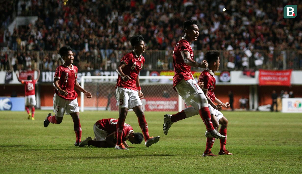 Para pemain Timnas Indonesia U-16 merayakan kemenangan atas Myanmar melalui adu tendangan penalti 5-4 usai Muhammad Babil Asyura (kanan) mencetak gol penentu dalam laga semifinal Piala AFF U-16 2022 antara Indonesia U-16 melawan Myanmar U-16 di Stadion Maguwoharjo, Sleman, Rabu (10/8/2022) malam WIB. (Bola.com/Bagaskara Lazuardi)