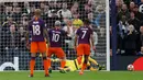 Kiper Tottenham Hotspur Hugo Lloris menepis tendangan penalti penyerang Manchester City Sergio Aguero saat bertanding pada leg pertama perempat final Liga Champions 2018-2019 di Tottenham Hotspur Stadium, London, Selasa (9/4). (Reuters/ Peter Nicholls)