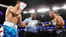 Wasit Robert Byrd saat memimpin laga antara Sergey Kovalev melawan Andre Ward di T-Mobile Arena, Las Vegas, Jumat (19/11/2016). Robert Byrd akan menjadi wasit yang memimpin laga tinju antara Floyd Mayweather dan Conor McGregor. (AFP/Al Bello)