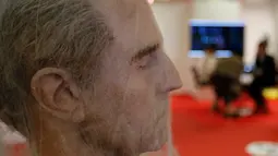 Pekerja dari produksi Makinarium yang bekerja dibagian efek visual khusus untuk film menampilkan sebuah topeng lateks di Festival Palace, Cannes , Prancis , 14 Mei 2016. Topeng ini nantinya akan dipakai dalam film horor.( REUTERS / Regis Duvignau) 