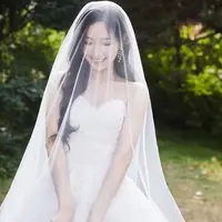 Wanita kelahiran 22 September 1994 itu pun membagikan deretan potretnya dibalut busana pengantin. [@yukyung_922]