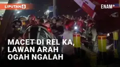 Kemacetan terjadi di tengah perlintasan kereta api Kebayoran, Jakarta Selatan. Arus dari kedua arah tidak dapat bergerak saat KRL hendak melintas. Sebagian kendaraan melawan arus dan tak mau mengalah.