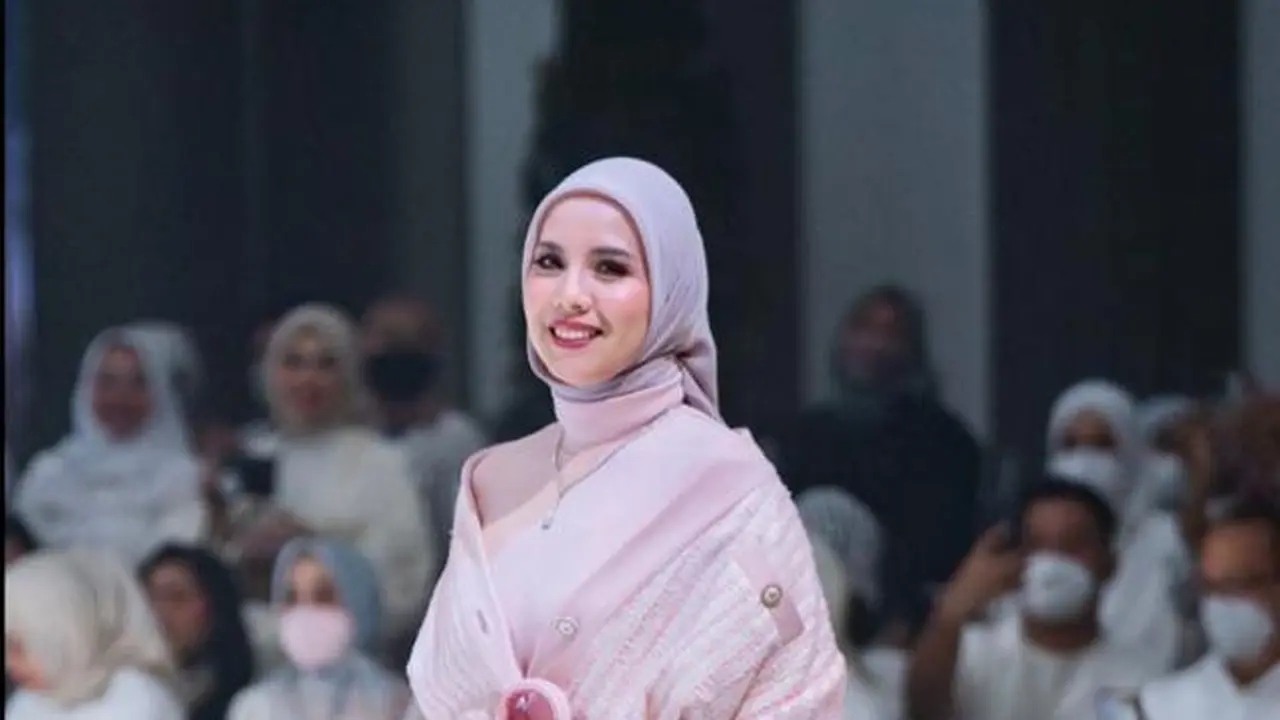 7 Potret Tya Ariestya Perdana Jadi Model Fashion Show Berhijab, Cantik Berbalut Dress Pink