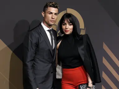 Striker Real Madrid, Cristiano Ronaldo dan kekasihnya, Georgina Rodriguez, berpose saat menghadiri acara Quina Awards di Lisbon, Portugal, Senin (19/3/2018). Georgina tetap tampil cantik meski habis melahirkan. (AP/Armando Franca)