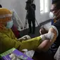 Vaksinasi tahap II di Surabaya. (Dian Kurniawan/Liputan6.com)