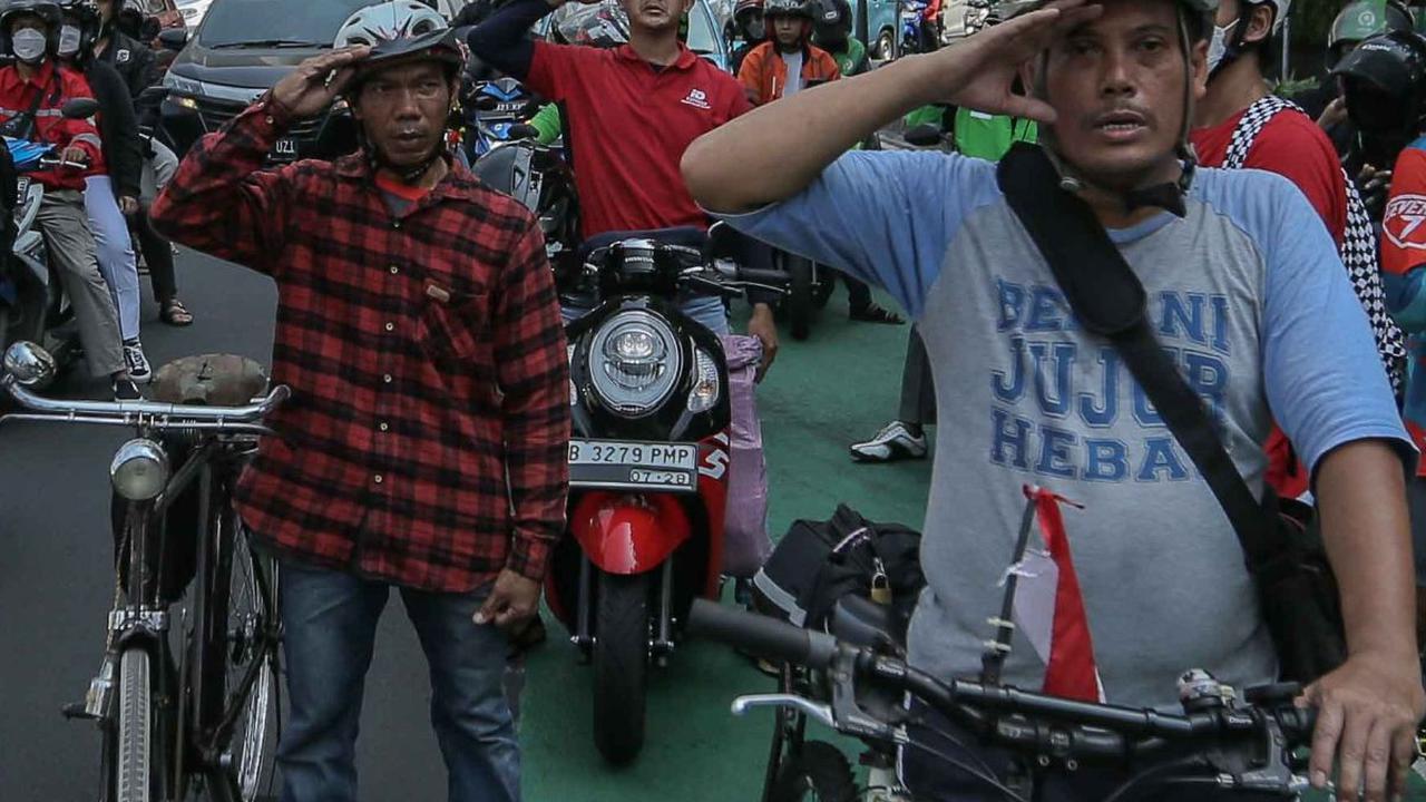 FOTO: Lalu Lintas Bundaran HI Terhenti Sejenak saat Mengheningkan Cipta Detik-Detik Proklamasi Kemerdekaan RI