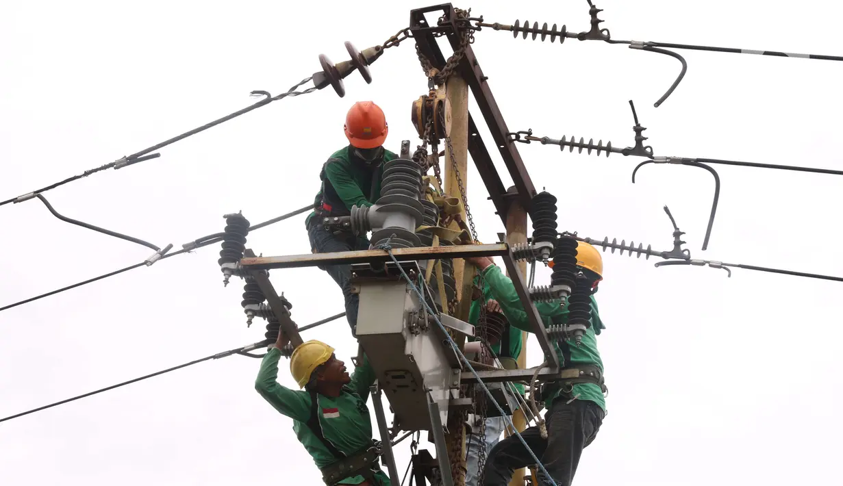 Petugas melakukan maintenence trapo listrik di Kota Tangerang, Banten, Jumat (26/11/2021). Kementerian ESDM menyebutkan Suplai listrik di dalam negeri masih tercatat kelebihan pasokan sampai 2028 mendatang. (Liputan6. com/Angga Yuniar)