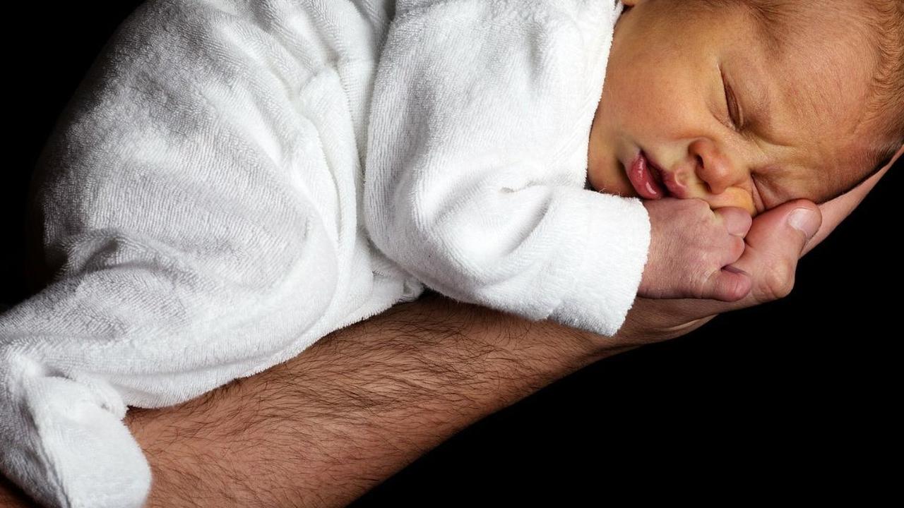 Kehadiran si buah hati menjadi momen paling dinantikan oleh semua orang tua. Persiapan demi persiapan pasti selalu dilakukan termasuk dengan pemberian nama si bayi.