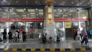 Sejumlah petugas berjaga di pintu masuk di perbelanjaan Tanah Abang, Jakarta, Jumat (2/12). Khawatir jadi sasaran anarkisme para pendemo, Sejumlah pedagang di kawasan Tanah abang memilih libur dan menutup toko. (Liputan6.com/Helmi Afandi)