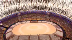 Pesta kembang api mengawali penutupan Olimpiade Rio 2016 di Stadion Maracana, Minggu (21/8). Hujan deras mengawali jelang upacara penutupan. (REUTERS/Pawel Kopczynski)