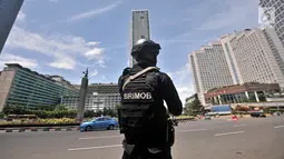 Pasukan Brimob Polda Metro Jaya saat berjaga di kawasan Bundaran HI, Jakarta, Minggu (30/12).  Apel tersebut dalam rangka meningkatkan pengamanan jelang malam Tahun Baru. (Merdeka.com/Iqbal S. Nugroho)