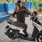 Buat Ladies, Begini Cara yang Benar Pakai Standar Tengah Sepeda Motor (ist)