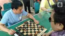 Penyandang disabilitas tunanetra  mengikuti perlombaan catur yang diselenggarakan SMA Al-Azhar BSD, Tangerang Selatan, Banten, Rabu (22/1/2020). Lomba Catur disabilitas mengambil tema Alseace 2020 spirit of extraordinary athletes. (merdeka.com/Arie Basuki)