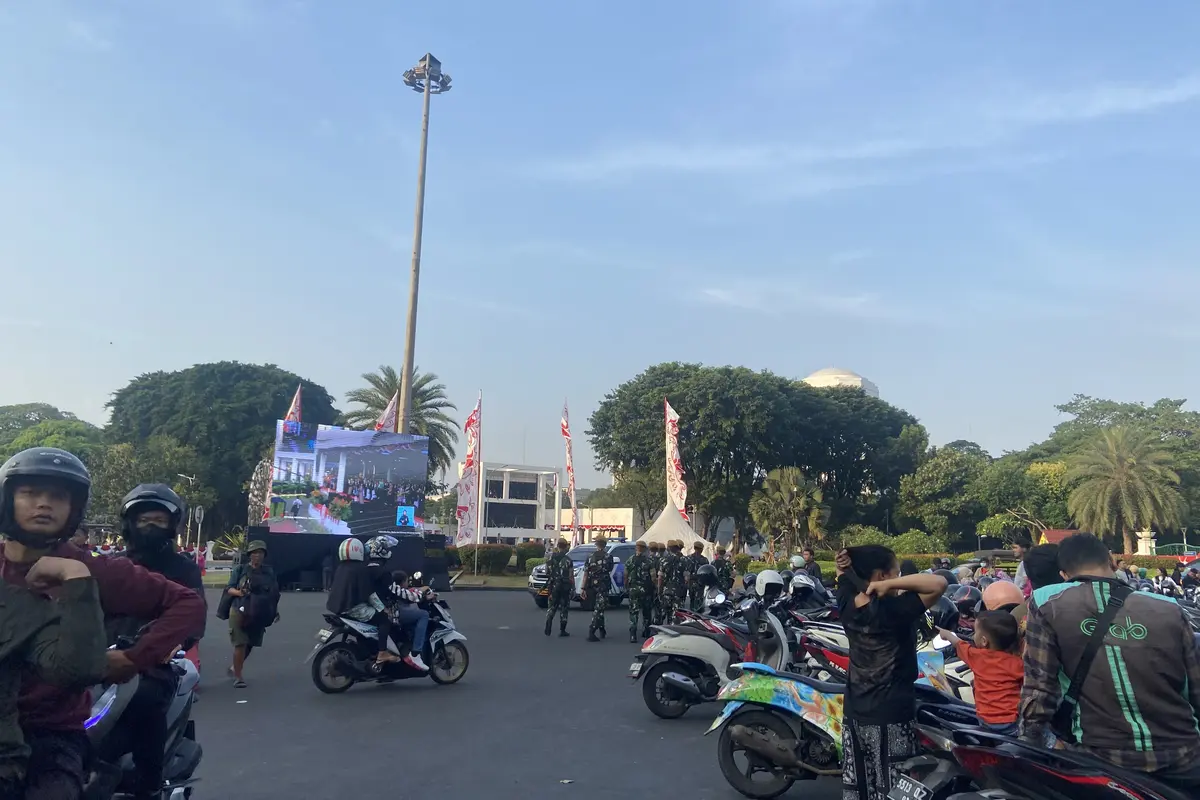 Warga Antusias Saksikan Upacara Penurunan Bendera di IKN Lewat Layar Raksasa