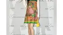 Cantiknya Kang Sora dalam balutan dress berkerah lengan panjang. Dress ini memiliki motif vest floral yang manis. [Foto: Instagram/reveramess_]