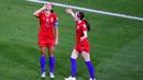 Penyerang Amerika Serikat Alex Morgan (kiri) berselebrasi usai mencetak gol ke gawang Inggris pada semifinal Piala Dunia Wanita 2019 di Lyon Stadium, Prancis, Selasa (2/7/2019). Publik menuduh Alex sedang melecehkan tim Inggris karena budaya minum teh adalah budaya Inggris. (AP Photo/Francois Mori)