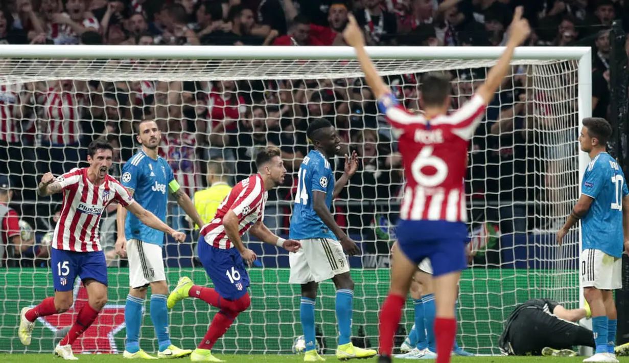 Para pemain Atletico Madrid merayakan gol yang dicetak oleh Hector Herrera ke gawang Juventus pada laga Liga Champions di Stadion Wanda Metropolitano, Rabu (18/9/2019). Kedua tim bermain imbang 2-2. (AP/Bernat Armangue)