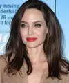 Sejak menggugat cerai Brad Pitt, beban hidup Angelina Jolie memang semakin berat. Pasalnya, ia mengurus keenam anaknya seorang diri. Bukan hanya itu, terpenting dirinya juga harus mencari nafkah. (AFP/Kevin Winter)
