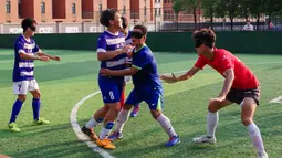 Pemain tim sepak bola tunanetra Provinsi Jiangsu mengikuti latihan di Nantong di provinsi Jiangsu timur China (19/8/2019). Tim yang pemainnya penyandang tunanetra ini tidak perlu khawatir jika cedera, mereka semua adalah tukang pijat. (Cheng Yajing/Jiangsu Provincial Blind Football Team/AFP)