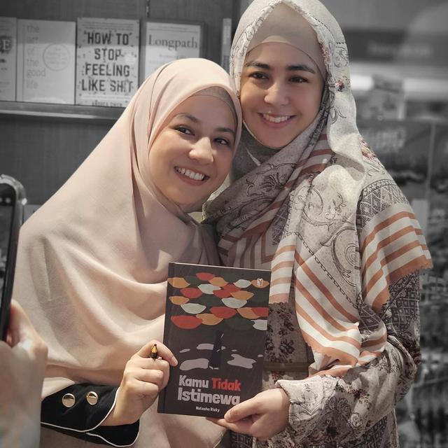 7 Potret Natasha Rizky dalam Book Talk Peluncuran Buku Kamu Tidak Istimewa