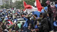 Mahasiswa membawa bendera Merah Putih saat konvoi menuju Gedung DPR/MPR, Jakarta, Kamis (8/10/2020). Mahasiswa ini rencananya akan menggelar aksi menolak UU Cipta Kerja. (Liputan6.com/Johan Tallo)