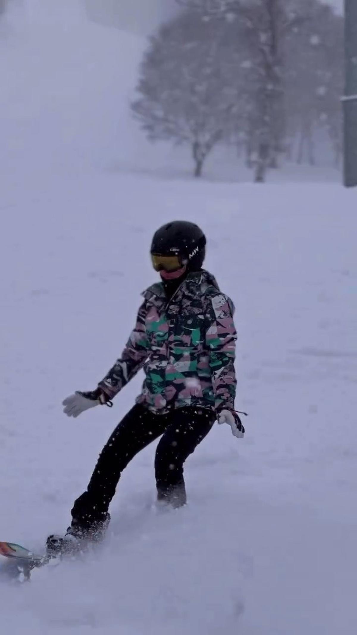 8 Potret Natasha Wilona Lakukan Snowboard di Tengah Salju, Aksinya Keren