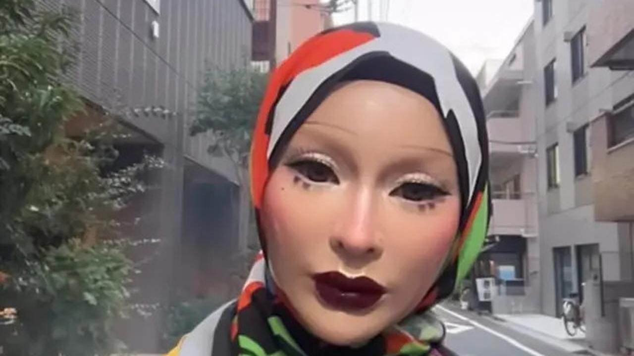 7 Potret Sarah Vi Pakai Makeup Porcelain, Tebalnya Bak Boneka Jepang