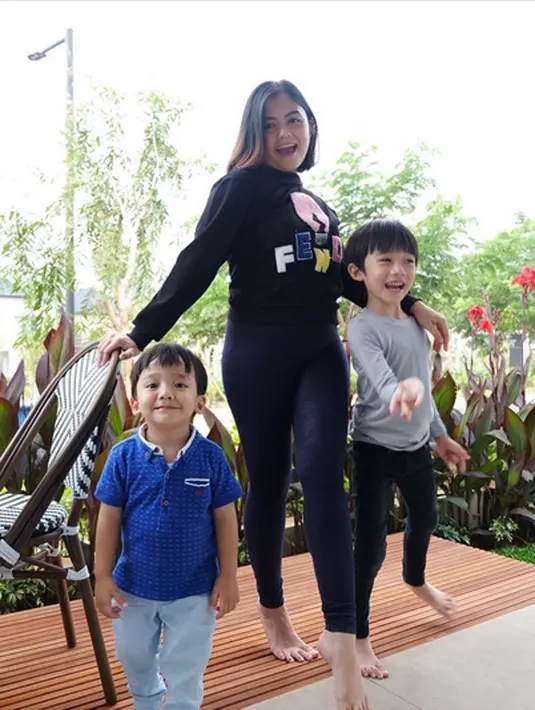 Perempuan kelahiran Bandung 31 tahun itu berharap keputusannya berhijrah ini bisa membuatnya menjadi pribadi yang jauh lebih baik dari sebelumnya. Apalagi banyak hal yang masih harus ia pelajari untuk menyempurnakan hijrahnya. (Instagram/tika_ramlan)