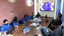 <p>Suasana pertemuan perwakilan LOC Panitia Lokal FIBA World Cup 2023 dengan petinggi redaksi KLY di dapur redaksi KLY Grup, Gondangdia, Jakarta, Selasa (8/8/2023). (Bola.com/M Iqbal Ichsan)</p>