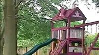 Serikat penghuni di suatu kawasan perumahan mengancam memenjarakan seorang warga karena memiliki taman bermain berwarna ungu.