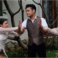 Giorgino Abraham bersama Irish Bella dan Angela Gilsha dalam sebuah adegan di sinetron. (Instagram @giorgino_abraham)
