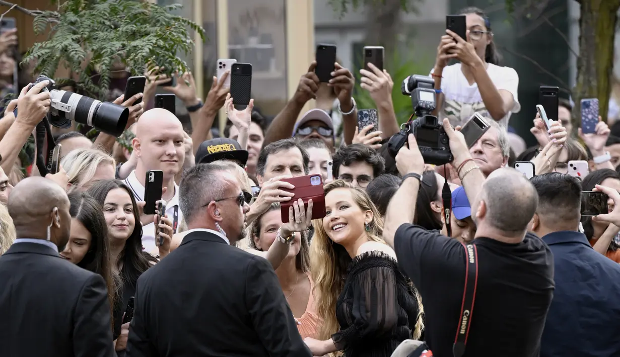 Jennifer Lawrence berselfie dengan penggemar saat menghadiri pemutaran perdana " Causeway " selama Toronto International Film Festival di Toronto, Sabtu (10/9/2022). (Photo by Evan Agostini/Invision/AP)