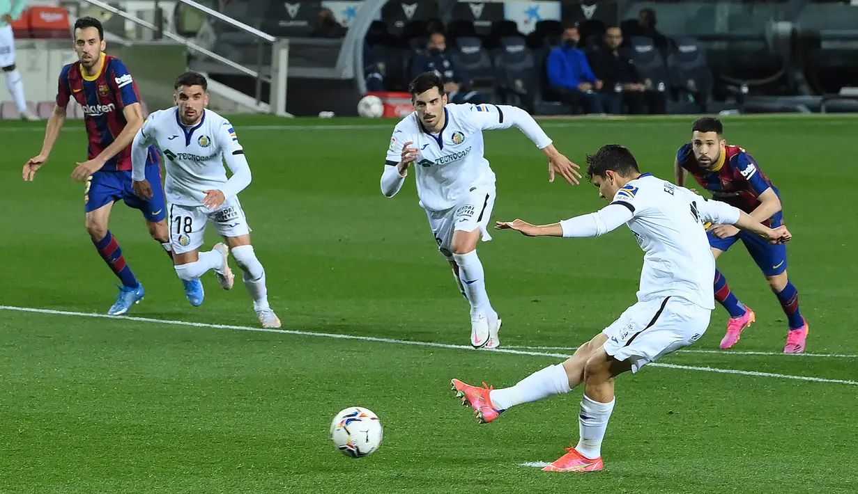 Striker Getafe, Enes Unal melakukan eksekusi penalti yang berbuah gol kedua timnya ke gawang Barcelona dalam laga lanjutan Liga Spanyol 2020/2021 pekan ke-32 di Camp Nou Stadium, Barcelona, Kamis (22/4/2021). Getafe kalah 2-5 dari Barcelona. (AFP/Lluis Gene)