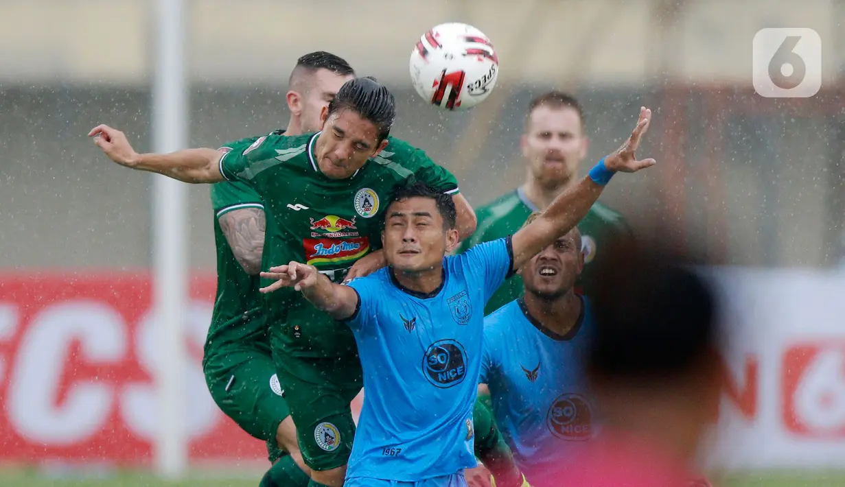 Pemain PSS Sleman, Kim Jeffrey Kurniawan (kiri) duel udara dengan pemain Persela Lamongan pada laga Piala Menpora 2021 di Stadion Si Jalak Harupat, Bandung, Minggu (28/3/2021). PSS Sleman bermain imbang atas Persela Lamongan 0-0. (Bola.com/M Iqbal Ichsan)