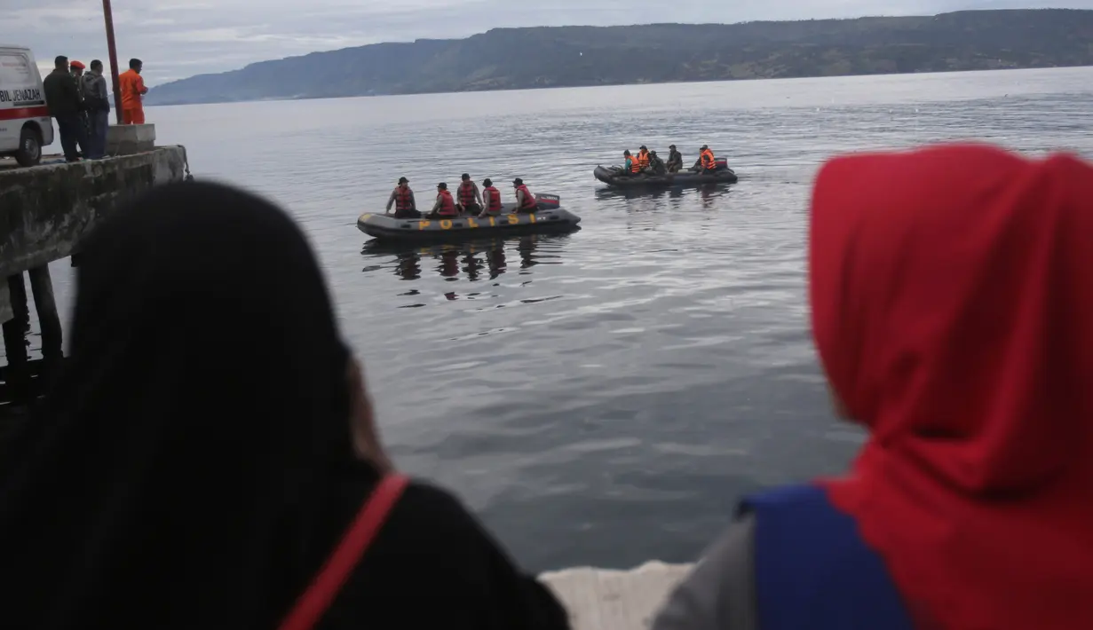 Personel Basarnas melakukan pencarian korban KM Sinar Bangun yang tenggelam di Danau Toba, Sumatra Utara, Rabu (20/6). Hingga hari ketiga, sebanyak 18 penumpang selamat, dua tewas dan 160 lainnya masih dalam proses pencarian. (AP/Binsar Bakkara)Petugas ga