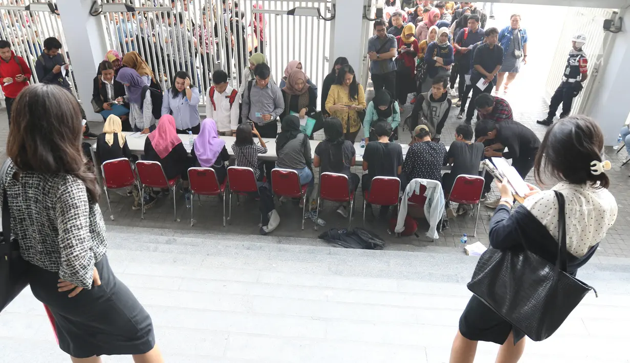 Pencari kerja melakukan registrasi saat akan mengikuti Mega Career Expo 2019 di GBK, Senayan, Jakarta, Selasa (2/7/2019). Mega Career Expo 2019 berlangsung pada tanggal 2-3 Juli. (Liputan6.com/Angga Yuniar)