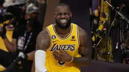 Ekspresi kekecewaan dari pebasket LA Lakers, LeBron James, saat melawan Denver Nuggets dalam final NBA 2023 game keempat wilayah barat di Crypto.com Arena, Selasa (23/5/2023) pagi WIB. (AP Photo/Ashley Landis)