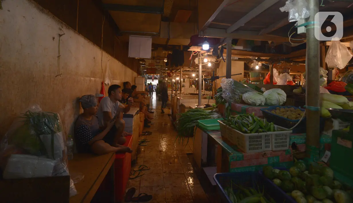 Suasana Pasar Senen di Jakarta, Kamis (22/10/2020). Pedagang mengeluhkan sepinya pembeli karena terdampak pandemi COVID-19 serta ramainya demo Omnibus Law UU Cipta Kerja beberapa minggu ini. (merdeka.com/Imam Buhori)
