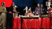 Ketua Umum PDI Perjuangan Megawati Soekarnoputri (tengah) memotong tumpeng disaksikan Presiden Joko Widodo (ketiga kanan) dan Wakil Presiden Ma'ruf Amin (ketiga kiri) saat pembukaan Rakernas I dan HUT ke-47 PDIP di JIEXPO Kemayoran, Jakarta, Jumat (10/1/2020). (Liputan6.com/Johan Tallo)