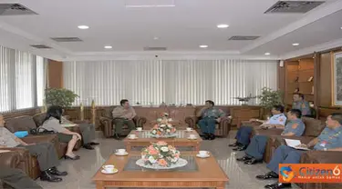 Citizen6, Jakarta: Panglima TNI menerima kunjungan Pengurus Pusat Gerakan Muda Forum Komunikasi Putra Putri Purnawirawan dan Putra Putri TNI-Polri (PP GM FKPPI) di Mabes TNI Cilangkap, Jakarta Timur, Jumat (8/4). (Pengirim: Badar)