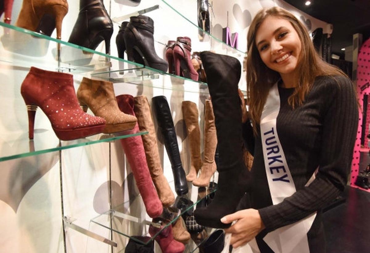 Aksi Chintya Fabiola dan kontestan Miss International keliling Tokyo