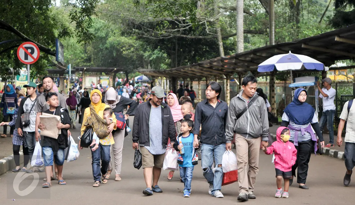 Sejumlah warga saat masuk ke dalam Taman Margasatwa Ragunan, Jakarta Selatan, Selasa (28/3). Pada libur Hari Raya Nyepi, masyarakat banyak menghabiskan waktu di sejumlah lokasi wisata salah satunya Kebun Binatang Ragunan. (Liputan6.com/Yoppy Renato)