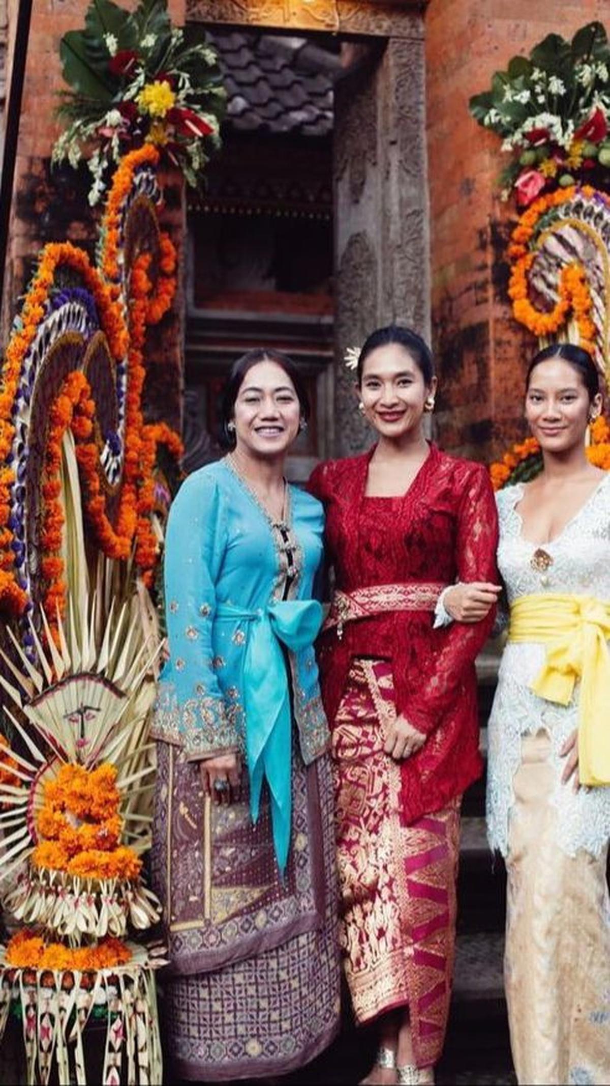 1. Inspirasi Kebaya Kombinasi Brokat dan Tenun Bali<br>