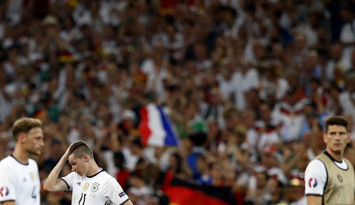 Ekspresi Pemain Jerman, Benedikt Hoewedes, Julian Draxler dan Mario gomez saat kalah dari Prancis pada semifinal piala Eropa 2016 di Stade Velodrome, Marseille, (7/7/2016). (EPA/Guillaume Horcajuelo)
