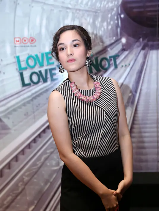 Ketika ditanyai tentang adegan ciumannya dengan Hamish Daud, gadis berusia 20 tahun ini enggan memberikan komentar. (Galih W. Satria/Bintang.com)